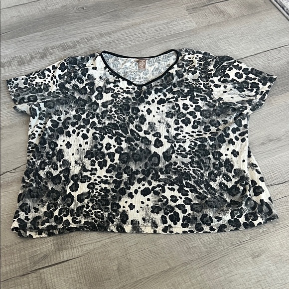 White Stag Tops - 🐝White Stag Black and White Leopard Print Short Sleeve Top Size XXL